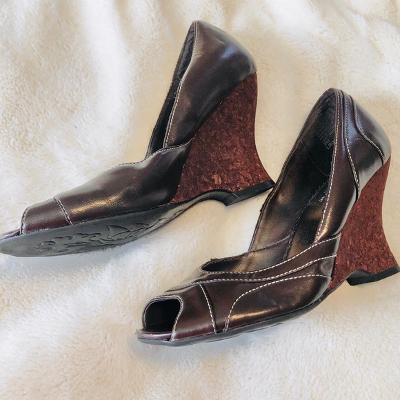 Kenneth Cole Reaction Women’s Peep Toe Wedge Sandals - Picture 5 of 8